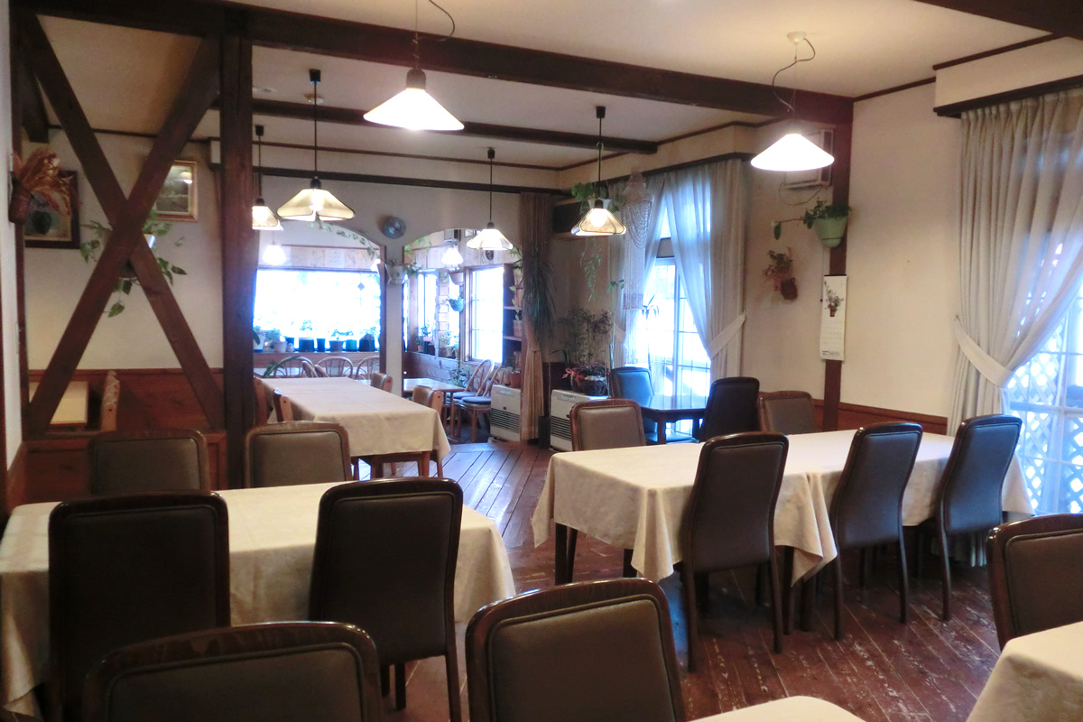 メインダイニングからカフェスペースを望む